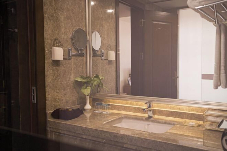 Bathroom 4, King Land Hotel, Xishuangbanna Dai