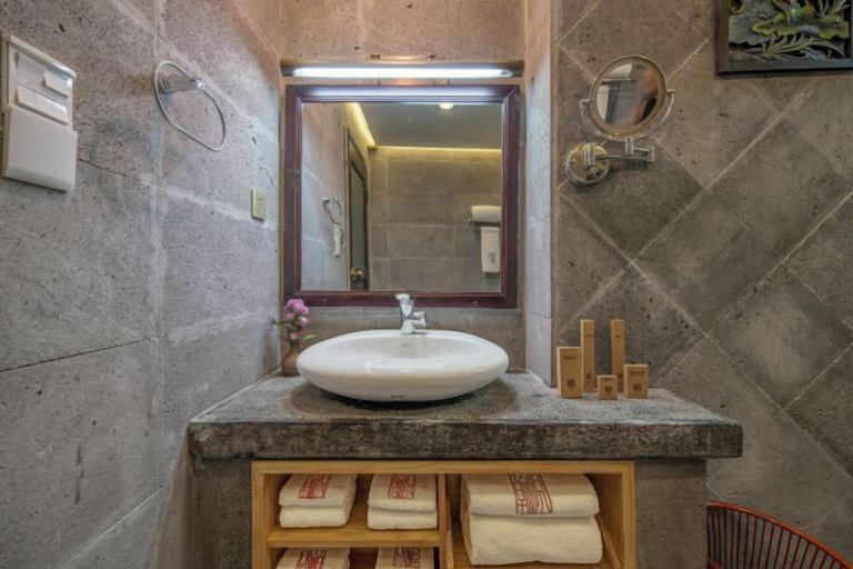 Bathroom 4, Ten Courtyard Inn, Lijiang