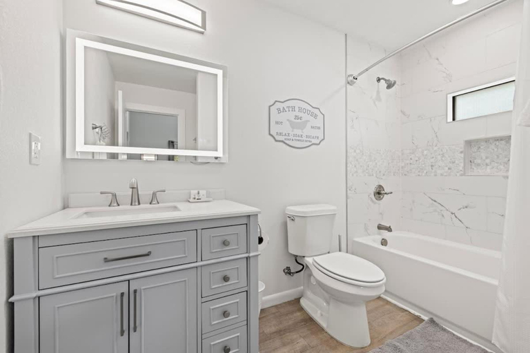 Bathroom 4, Rivers Edge Cottages with Hot Tub, Gillespie