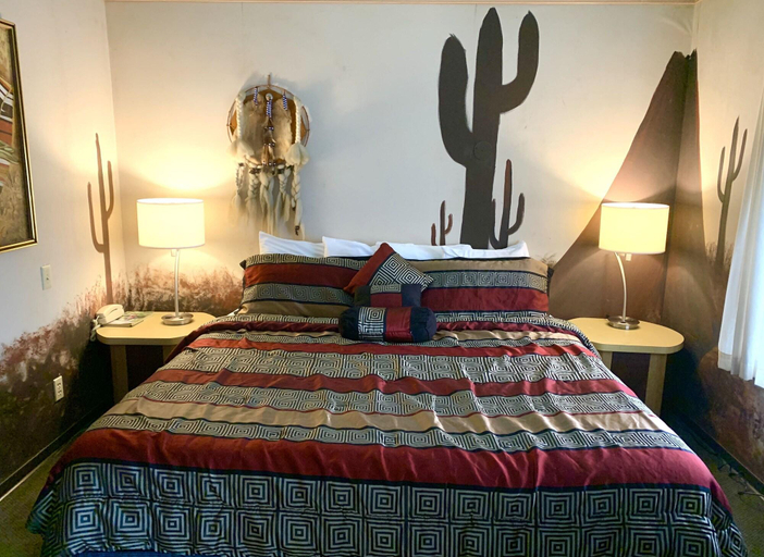 Bedroom 2, Don Q Inn, Iowa
