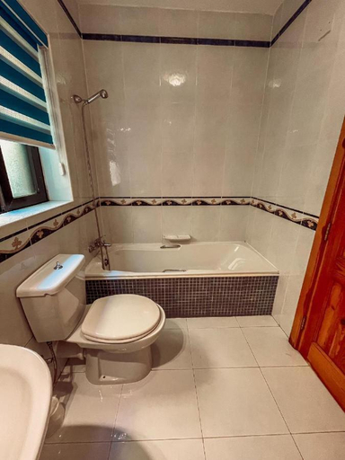 Bathroom 2, Stresa Court Apartments, St Julian's