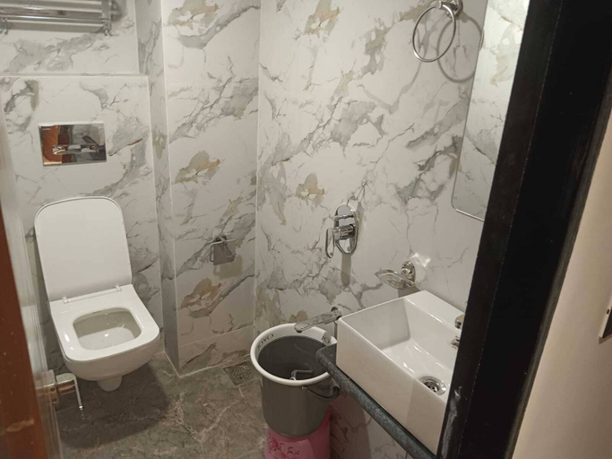 Bathroom 4, Hotel Grand Palace Inn, Mumbai Suburban