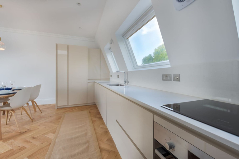Room 5, Fabulous Apartment with Terrace (RH8), London