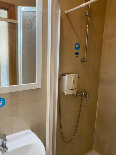 Bathroom 3, Hostal Retiro, Madrid