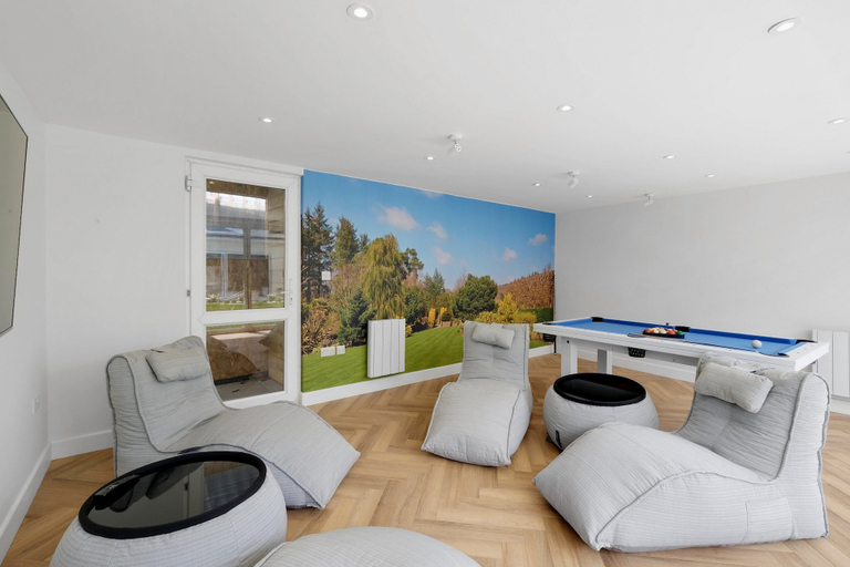 Game room 2, Bright 6 bedroom 3 bath house ideal for Pinewood Studios, Buckinghamshire