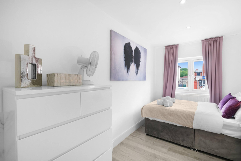 Room 2, Modern 3 Bedroom, 2 Bathroom Home in Edgware, London