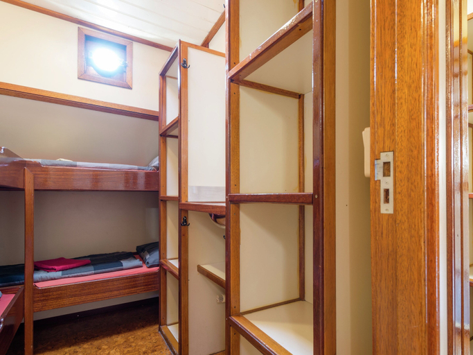 Bedroom 4, Boat in Leiden Near City Center & Museums, Leiden
