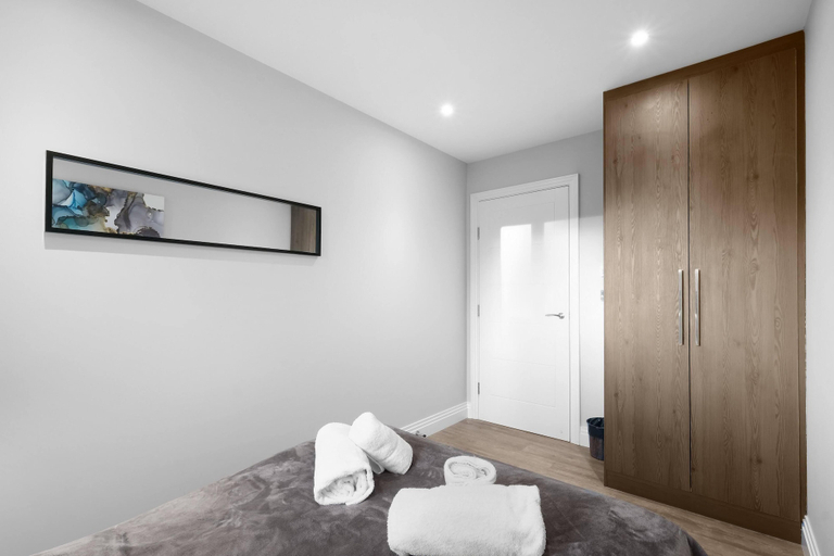 Room 2, The Isleworth Garden Retreat 3BR 2BA with Gated Parking, London
