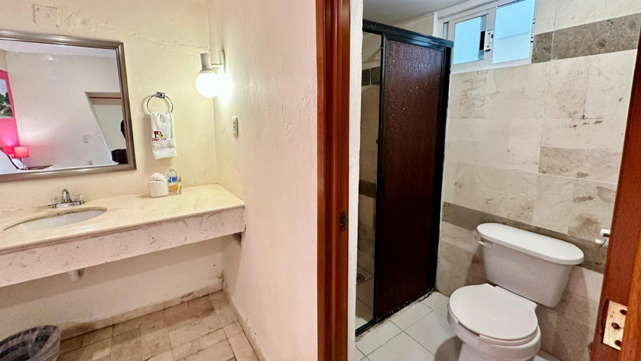 Bathroom 3, Hotel Barranquilla, Campeche