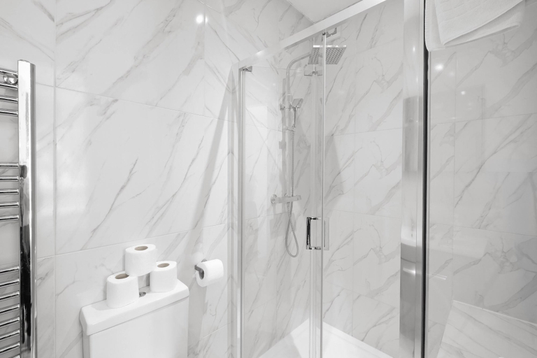 Bathroom 5, Modern 3 Bedroom, 2 Bathroom Home in Edgware, London