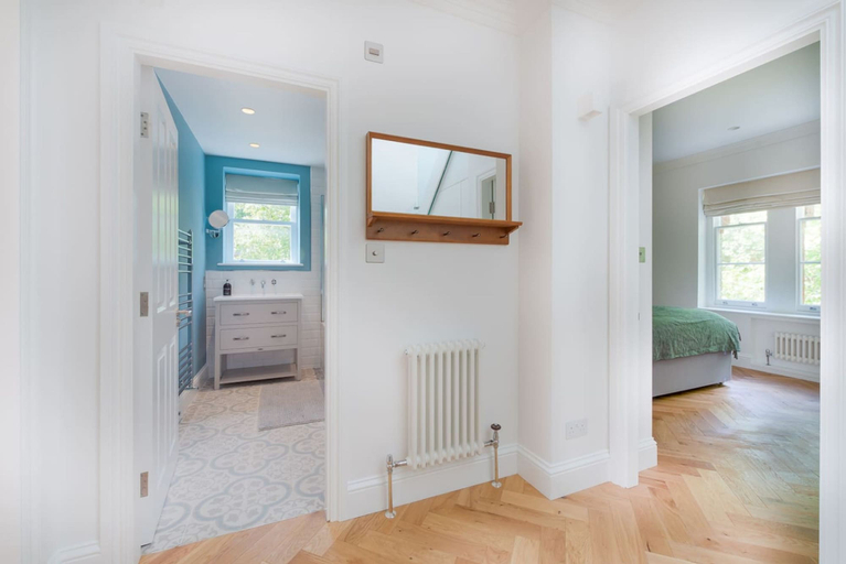 Room 2, Fabulous Apartment with Terrace (RH8), London