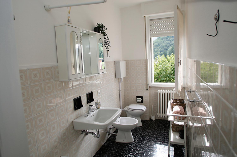 Bathroom 2, Vesta, Brescia