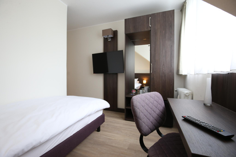 Bedroom 3, Fährhaus Hotel am Rhein by Mayburgh, Düsseldorf