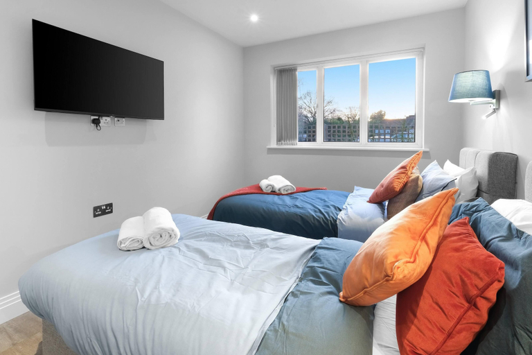 Room 5, The Isleworth Garden Retreat 3BR 2BA with Gated Parking, London