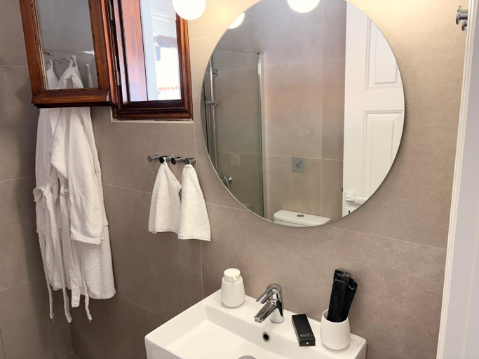 Bathroom 3, Elpida Apartments, Thessaly