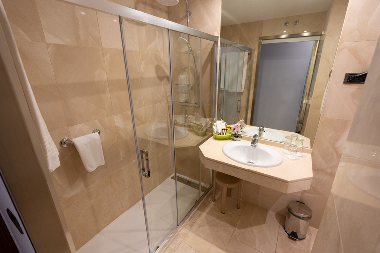 Bathroom 4, Hotel Sancho, Madrid