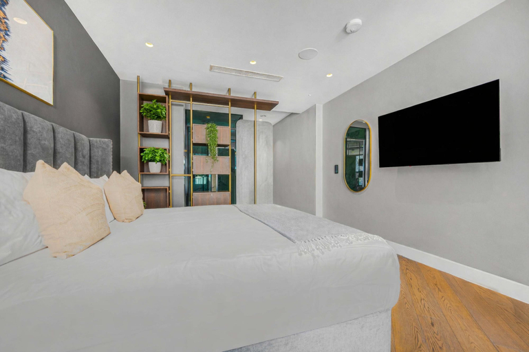 Room 3, The Royal Mews - Soho - by Frankie, London
