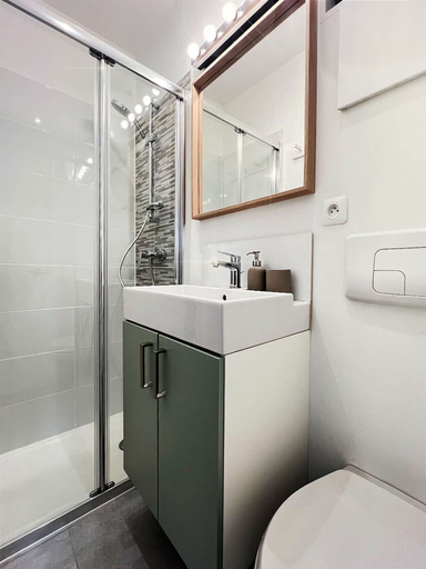 Room 2, Le Joyeux - Near Toulouse City Center Tram, Haute-Garonne