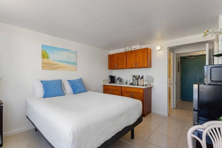 Room 1, Skyline Island Stay-2 Adjoining Studios, Honolulu