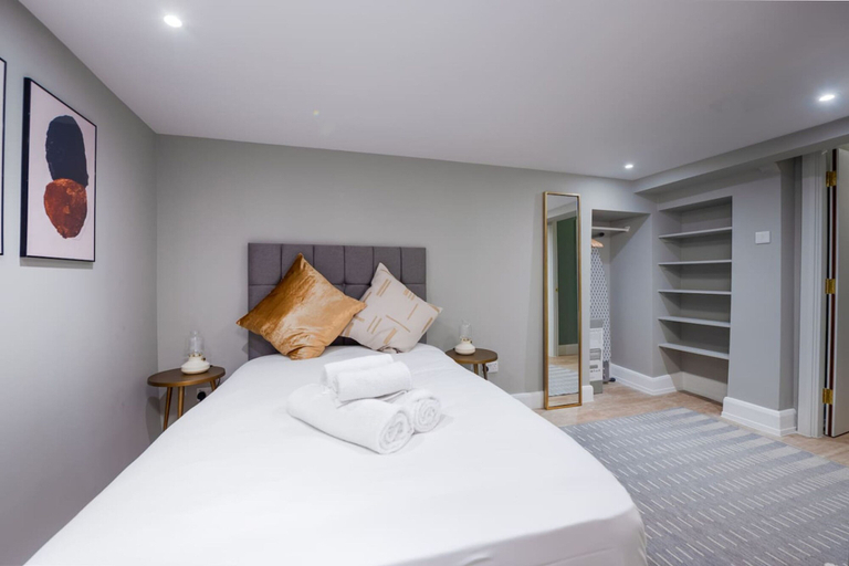 Room 4, Trendy Flat by Hyde Park PS1, London