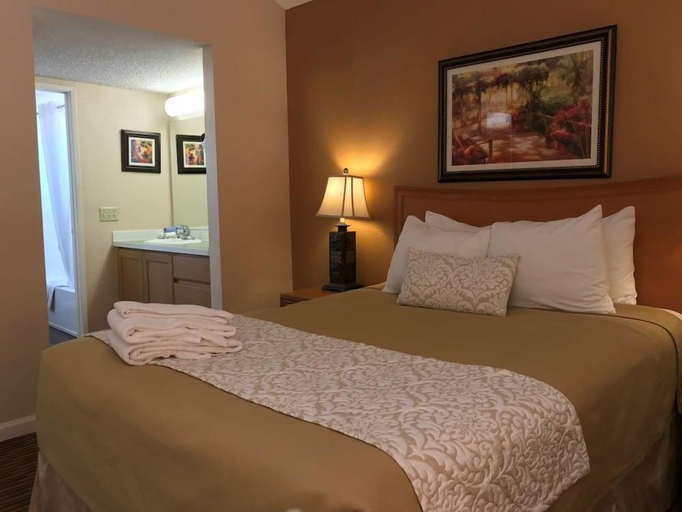 Bedroom 3, The Oasis Resort, Riverside