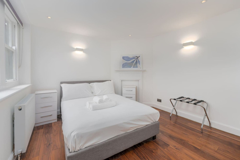 Room 5, Central London 3 Bed Flat FS4, London