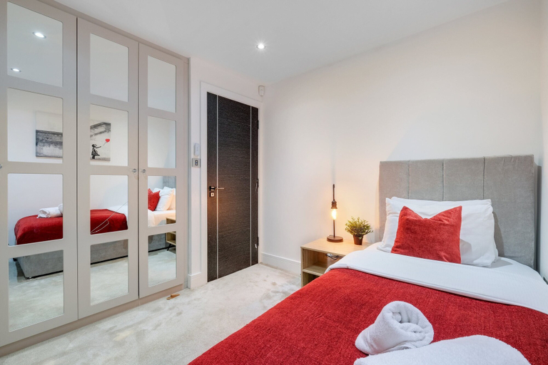 Room 5, Stunning 5 Bedroom, 3 Bathroom Home in Windsor, Windsor and Maidenhead