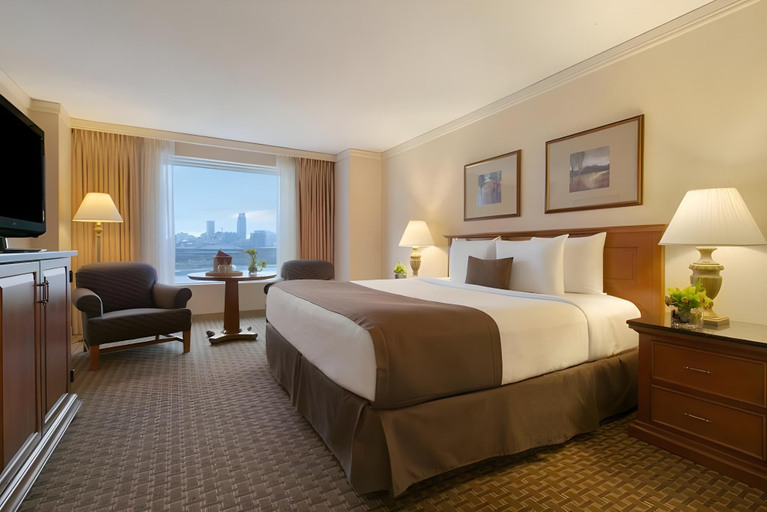 Bedroom, Harrah's Council Bluffs Hotel & Casino - A Caesars Rewards Destination, Pottawattamie