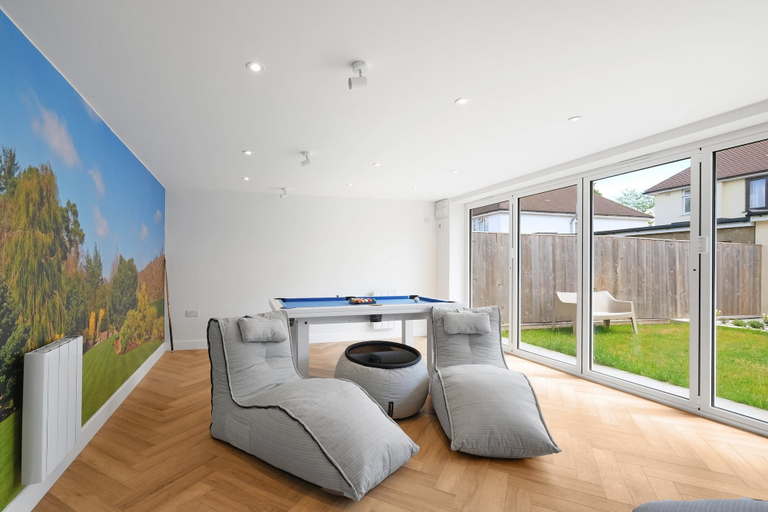 Game room 4, Bright 6 bedroom 3 bath house ideal for Pinewood Studios, Buckinghamshire