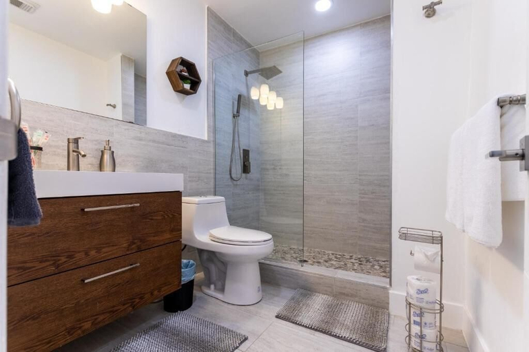 Bathroom 5, Cozy Villa Grill Mini Golf Pool, Miami-Dade