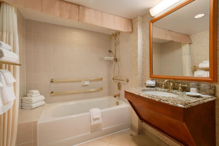 Bathroom 5, Harrah's Council Bluffs Hotel & Casino - A Caesars Rewards Destination, Pottawattamie