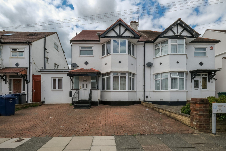 Exterior 3, Modern 3 Bedroom, 2 Bathroom Home in Edgware, London