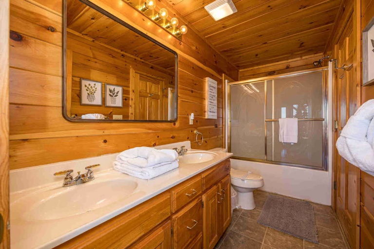 Room 5, Breezy Ridge Cabin by Beyond Expectations With Hot Tub, Sevier
