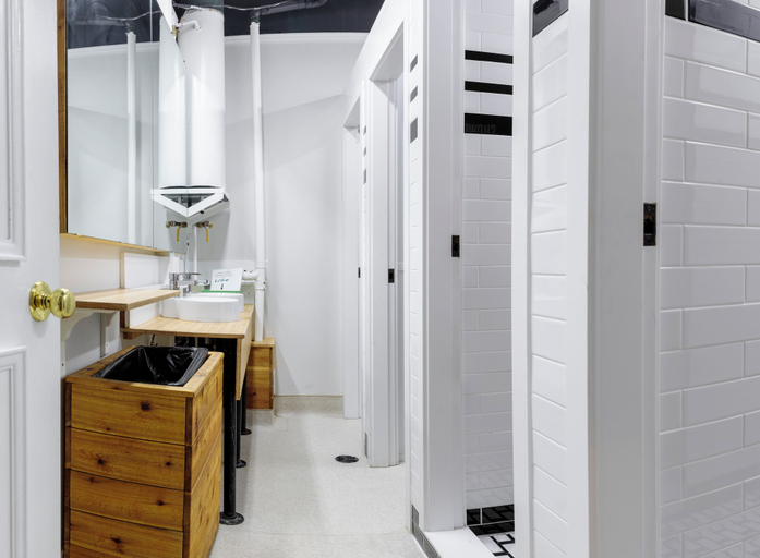 Bathroom 2, Cambie Downtown Hostel, Greater Vancouver