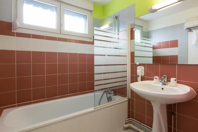 Bathroom 4, ENZO HOTELS BULGNEVILLE RELAIS ROUTIER, Vosges
