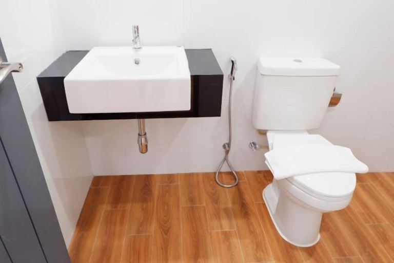 Bathroom 5, J & L Residence and Spa, Bang Khae