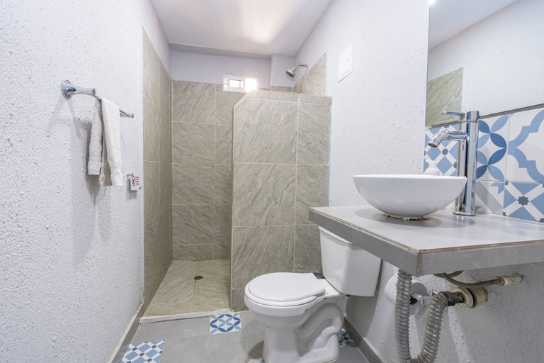 Bathroom 5, Hotel ADAZ Mediterraneo, Santa Marta (Dist. Esp.)