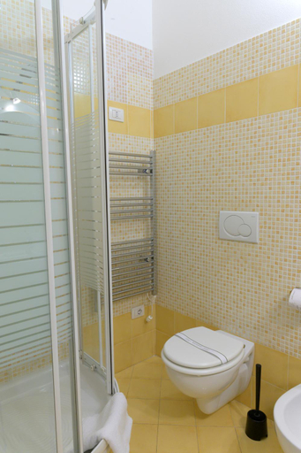 Bathroom 3, Belfiore apartment, Florence
