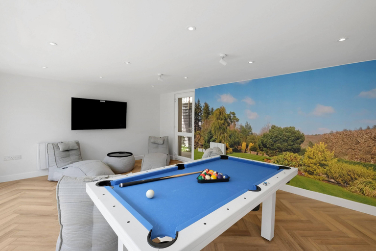 Game room 3, Bright 6 bedroom 3 bath house ideal for Pinewood Studios, Buckinghamshire