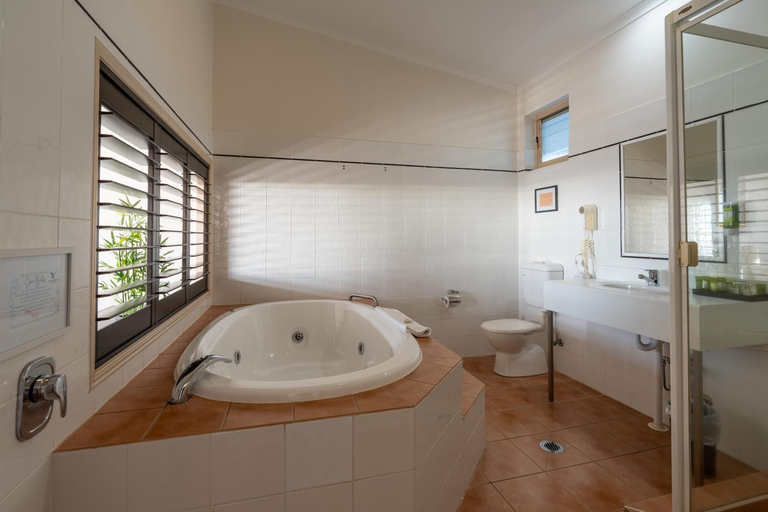Bathroom 3, Eagle Heights Hotel, Tamborine Mountain