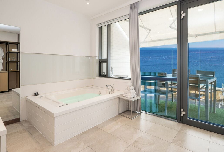 Bathroom 2, Le Grand Bleu Resort, Yeosu