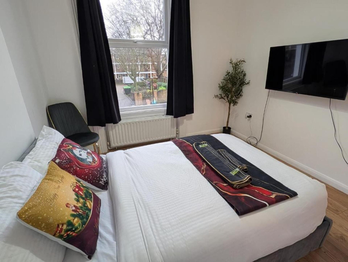 Room 2, London-2br-sleeps6-skysports-netflix-disneyplus, London