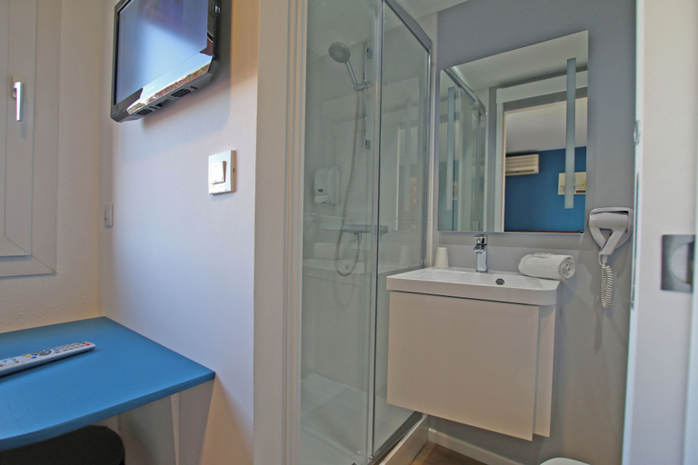 Bathroom 4, BRIT HOTEL Essentiel Villefranche-sur-Saône (Ex Balladins) **, Rhône