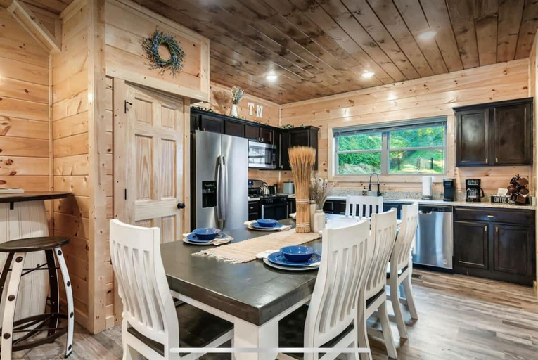 Room 5, Modern 5 Bedroom Cabin Close-dollywood Game Room, Sevier