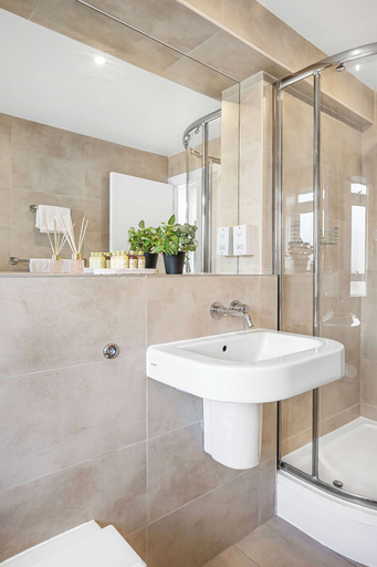 Bathroom 2, Lumina House - Fitzrovia - by Frankie, London