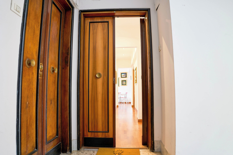 Interior 5, Naif, Roma