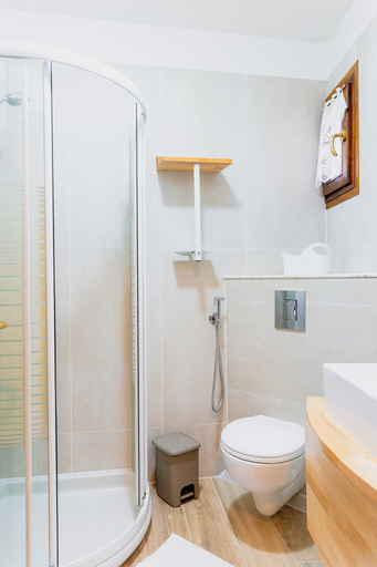 Bathroom 4, Juri, Brescia