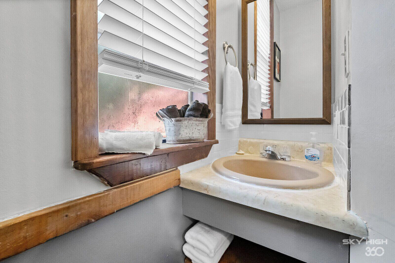 Bathroom 5, Eureka Memories, Carroll
