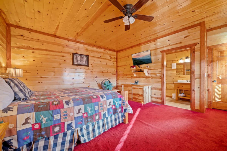 Room 3, Paradise Pointe Pool Lodge by Beyond Expectations, Sevier