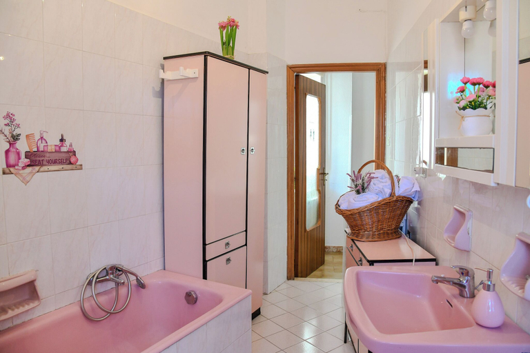 Bathroom 3, Le Sciosce, Matera